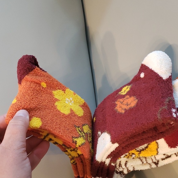 Peanuts Fall fuzzy crew socks 3 PK NWT - Picture 4 of 5